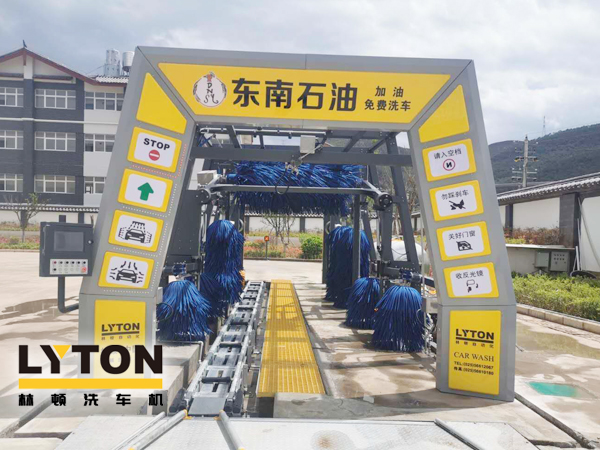 水流雙車轉(zhuǎn),橋小百座橫。云南麗江東南石油林頓電腦洗車機(jī)安裝完畢