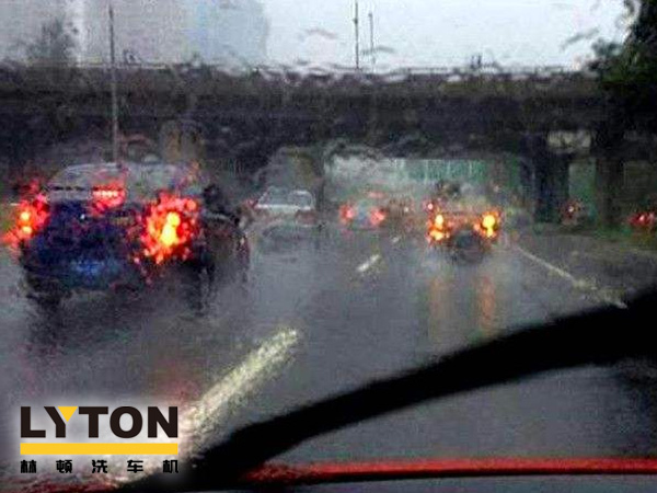 電腦洗車機南京林頓自動化再次提醒您，雨后一定要記得及時洗車。