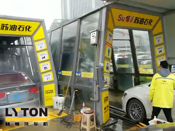圖一：聲勢赫奕，應接不暇！貴陽蘇油石化雙子座FX-11隧道式電腦洗車機調試完成。