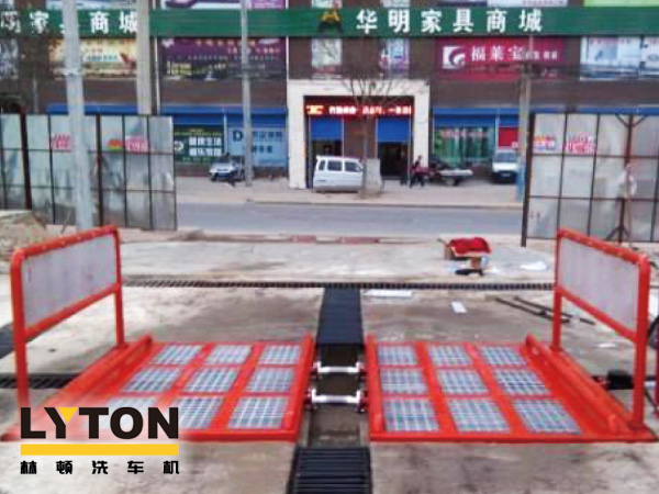 經(jīng)濟(jì)型工程車輛自動(dòng)洗輪機(jī)是林頓電腦洗車機(jī)專為沖洗各類工程車輛的輪胎及底盤而設(shè)計(jì)，該設(shè)備結(jié)構(gòu)簡單，功能齊全，高壓沖洗工程車輛底盤及兩側(cè)。