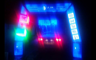絢麗多彩，新穎潮流！藍(lán)色款隧道式電腦洗車機(jī)夜間亮燈效果