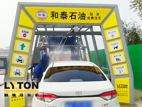 黃色款林頓FX-11系列隧道式連續(xù)全自動洗車機設備,外表高壓沖洗、仿型超柔刷洗、輪刷清洗等,眾多客戶選擇!