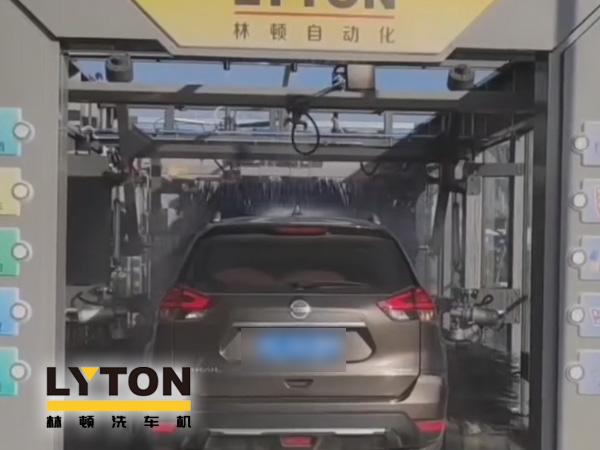 江南古鎮(zhèn)周莊網(wǎng)紅打卡加油站全自動洗車機安裝完工！現(xiàn)調(diào)試洗車！