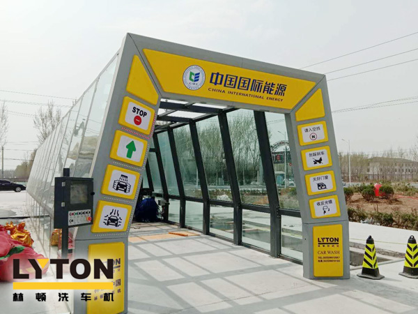 隧道式全自動(dòng)洗車(chē)機(jī)——高效、快速、節(jié)水的洗車(chē)設(shè)備，適用于多種車(chē)型的清洗。